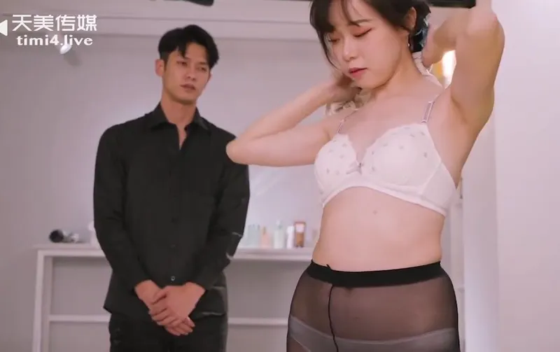 Bé sinh viên cực phẩm da trắng không tì vết mới lớn mà gạ some không bao em chơi luôn